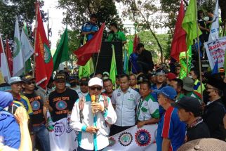 Ratusan Buruh Demo di Depan Gedung DPRD Sumut, Tuntutannya Harus Disampaikan Ke Presiden, Simak - JPNN.com Sumut