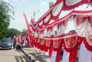 Jelang HUT Ke-77 RI, Pasutri di Medan Ini Memanen Rezeki dari Berjualan Bendera Merah Putih - JPNN.com Sumut