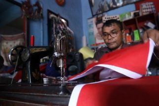 Berkah Kemerdekaan, Penjahit Bendera Merah Putih di Medan Banjir Pesanan - JPNN.com Sumut