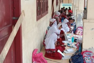 Ratusan Siswa SDI Al-Hidayah Terpaksa Belajar di Emperan setelah Ruang Kelas Disegel Paksa - JPNN.com Sumut