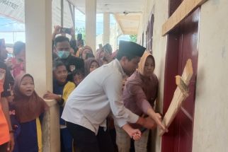 Lihat Senangnya Siswa SDI Al-Hidayah Saat Kelas yang Disegel Paksa Akhirnya Dibuka, Sampai Berlarian - JPNN.com Sumut