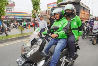 Aksi Bobby Nasution saat Dibonceng Pengemudi Ojol ke Lokasi Sebuah Acara Jadi Sorotan, Lihat Tangannya  - JPNN.com Sumut