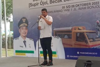 Bobby Nasution Salurkan BLT Rp 600 Ribu untuk 17.229 Pengemudi Angkutan Umum di Medan - JPNN.com Sumut