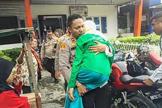Aksi Kapolsek di Medan Gendong Seorang Lansia Pingsan Bikin Berdecak Kagum - JPNN.com Sumut