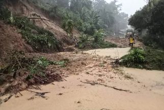 Banjir Bandang Terjang Permukiman di Simalungun, Polisi: 28 KK Mengungsi, Jalan Putus - JPNN.com Sumut