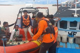 Kapal Nelayan dari Sibolga Karam Diterjang Ombak, Basarnas Medan Lakukan Pencarian - JPNN.com Sumut