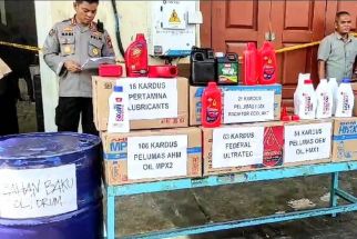 Anak Buah Irjen Agung Gerebek Pabrik Oli Oplos, 4 Pekerja Diringkus, Pemilik Lolos - JPNN.com Sumut