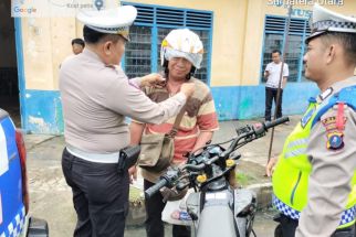 Cara Polres Labusel Tingkatkan Kesadaran Tertib Berlalu Lintas, Edukasi dan Bagikan Helm Gratis - JPNN.com Sumut