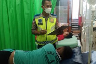 Satlantas Polres Simalungun Evakuasi 5 Pelajar dari Mobil Penumpang yang Terbalik - JPNN.com Sumut
