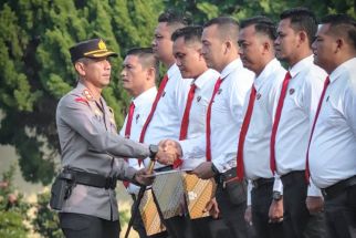 AKBP Oxy Yudha Serahkan Penghargaan kepada 12 Polisi dan Seorang PHL yang Berprestasi  - JPNN.com Sumut