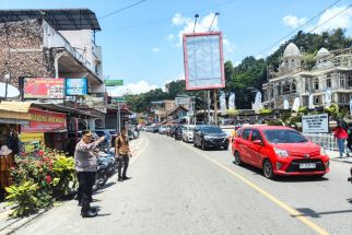 AKBP Choky Sentosa Turun Atur Arus Lalin saat Jumlah Kendaraan Menuju Parapat Meningkat - JPNN.com Sumut