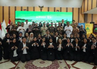 Menteri Karding Berangkatkan 55 Perawat dari Universitas Binawan ke Austria