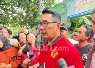 Ditantang Ketum Jakmania, Ridwan Kamil Pamer Pakai Jersi Persija