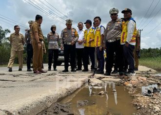 H-6 Lebaran Jalan Lintas Timur di Pelalawan Masih Belubang, BPJN Riau Minta Maaf  