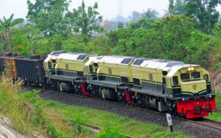 Tabrak Mobil Minibus, Kereta Api Bangunkarta Tujuan Jakarta Berhenti Luar Biasa - JPNN.com Jateng