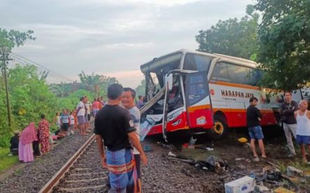 Detik-detik Kecelakaan Maut Bus PO Harapan Jaya Vs KA Rapih Dhoho di Tulungagung - JPNN.com Jatim