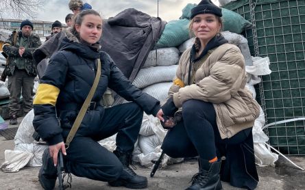 Cewek Ukraina Tenteng AK-47 Siap Perang Lawan Rusia, Lihat Wajah Cantiknya, Bikin Ambyar - JPNN.com Bali