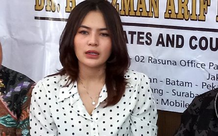 Iqlima Kim Pernah Kirimkan Foto Seksi ke WhatsApp Hotman Paris, Ternyata Fotonya Hanya Memakai - JPNN.com Lampung