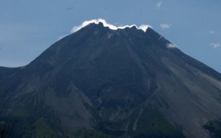 Rabu Pagi, Ada Asap Putih di Puncak Kawah Gunung Merapi, Siaga! - JPNN.com Jogja