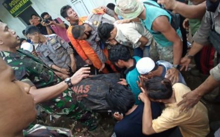 Keluarga Korban Banjir Lombok Histeris Temukan Haji Suri Tewas Tertimbun Material Rumah, Innalillahi - JPNN.com Bali
