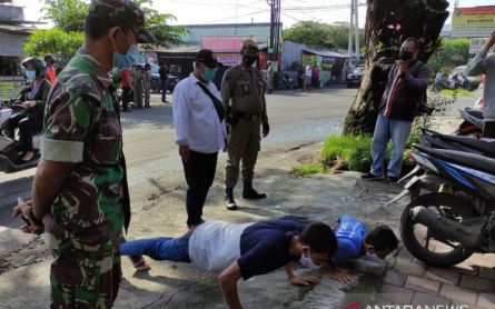 Tak Jera, Pelanggar Masker di Kota Denpasar Disanksi Push Up dan Menyanyi - JPNN.com Bali