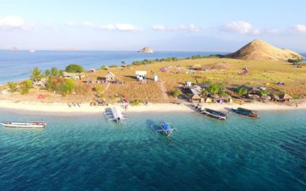 Pesona Padang Savana di Bukit Kenawa, Surga Kecil di Pulau Tanpa Penghuni - JPNN.com Bali