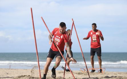 Skuad Elang Jawa Genjot Fisik di Pantai Kuta, Lihat Kerasnya Latihan Wander Luis Dkk - JPNN.com Bali