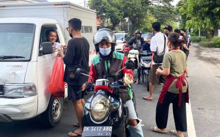 Warung Babi Guling Melinggih Bagikan 234 Nasi Bungkus, Murni Khusus untuk Acara Ini - JPNN.com Bali