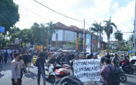 Demo Aliansi Bali Jengah Bikin Lumpuh Jalan PB Sudirman, Kombes Bambang Merespons - JPNN.com Bali