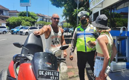 Viral Aksi Bule di Bali Naik Motor Ugal-ugalan, Kadishub: Harus Kantongi SIM - JPNN.com Bali