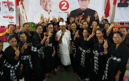 Ribuan Mak-mak di Buleleng Bali Dukung Koster-Giri, Berebut Selfie Bareng - JPNN.com Bali