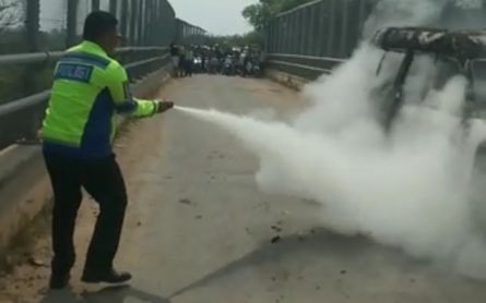 Angkot Terbakar di Jembatan Tol Serang-Panimbang - JPNN.com Banten