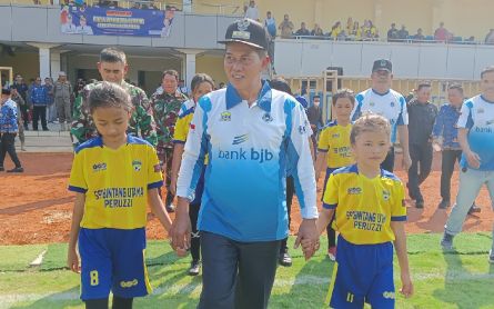Buka Kejuaraan Sepak Bola, Wako Serang Didampingi 2 Anak, Siapa Kenal? - JPNN.com Banten