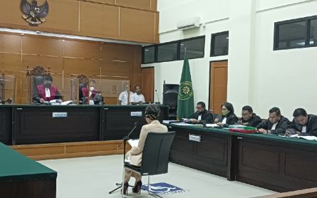 Nikita Mirzani Menangis Lalu Minta Hakim Menghentikan Kasusnya - JPNN.com Banten