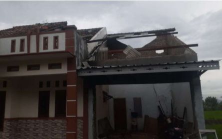 Belasan Rumah di Serang Rusak Dihantam Angin Kencang - JPNN.com Banten
