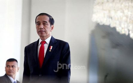 Jokowi Believes Vaccination Protects Indonesians from Omicron - JPNN.com English