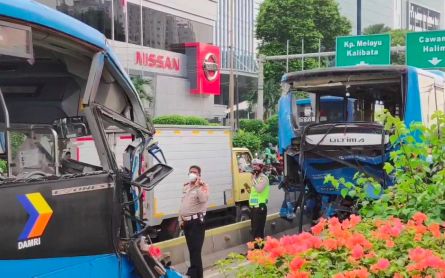 Two Die, 37 Injured in TransJakarta Bus Collision - JPNN.com English