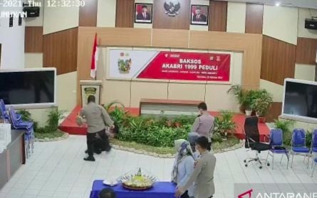 Police Chief in North Kalimantan Beats Subordinate, Then Goes Viral - JPNN.com English