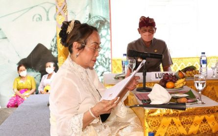 Sukmawati Sheds Tears During Conversion Ceremony - JPNN.com English