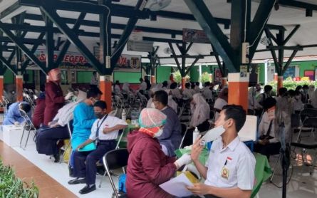 Over 70,000 Surabaya Junior High School Students Undergo Covid-19 Test - JPNN.com English