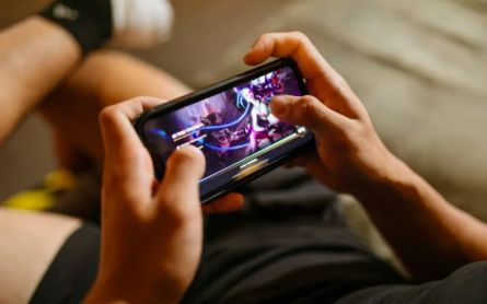 Young People in Malang Earn Money Through Mobile Games - JPNN.com English