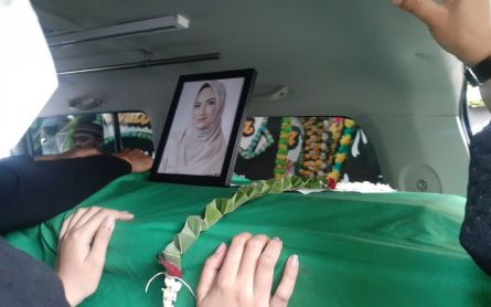 Vanessa Angel, Febri Andriansyah's Funeral Filled With Tears - JPNN.com English