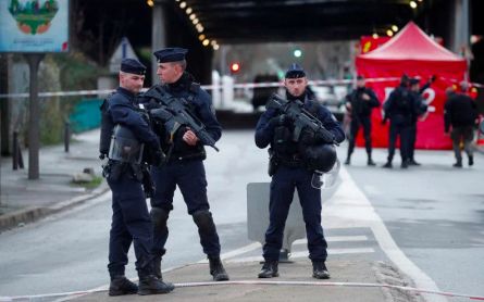 Man Stabs Police Officer in Patrol Car in France - JPNN.com English