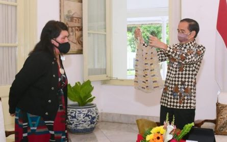 Jokowi Gifts Papuan Bag to New Zealand Foreign Minister - JPNN.com English