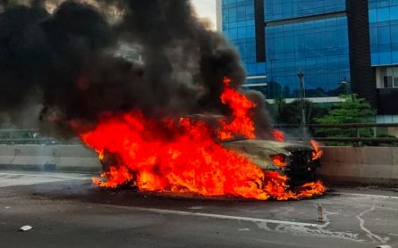 Land Cruiser Catches Fire on East Jakarta Toll Road - JPNN.com English