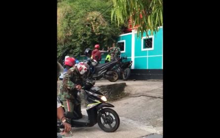 One Soldier Fighting Two Policemen in Ambon Caught on Camera - JPNN.com English