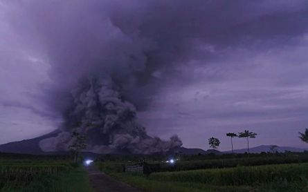 Mount Semeru Erupts, Aremania Volunteers Help Evacuate Residents - JPNN.com English