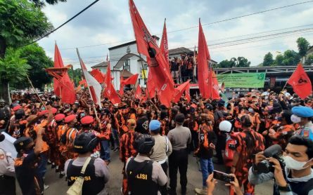 Hundreds of Pemuda Pancasila Members Flock to Depok DPRD Office - JPNN.com English