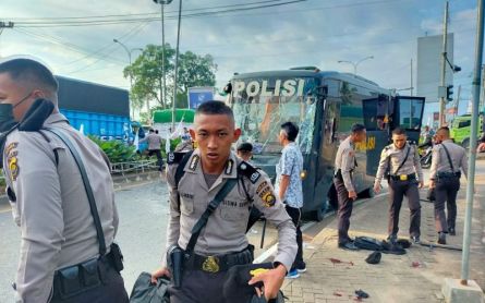 One Killed as Police Student Bus Crushes With Truck in Jambi - JPNN.com English