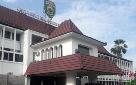 South Sumatra Governor's Office Worker Falls from Roof - JPNN.com English